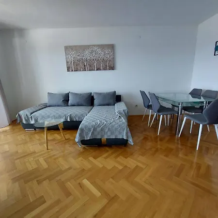Apartment Lo *