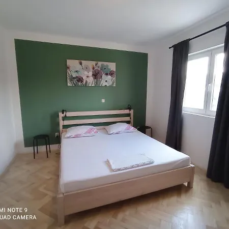 Apartment Lo