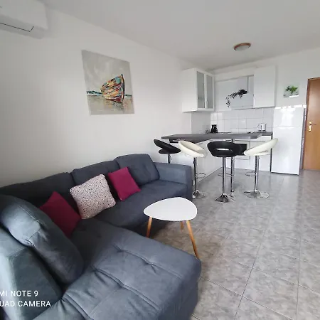 Lo Apartment *