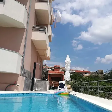 Apartment Lo Split
